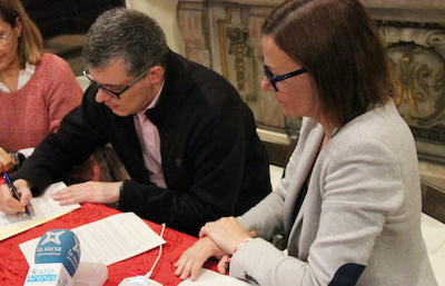 Mossèn Elies Ferrer i l'alcaldessa van signar al maig el conveni de col·laboració