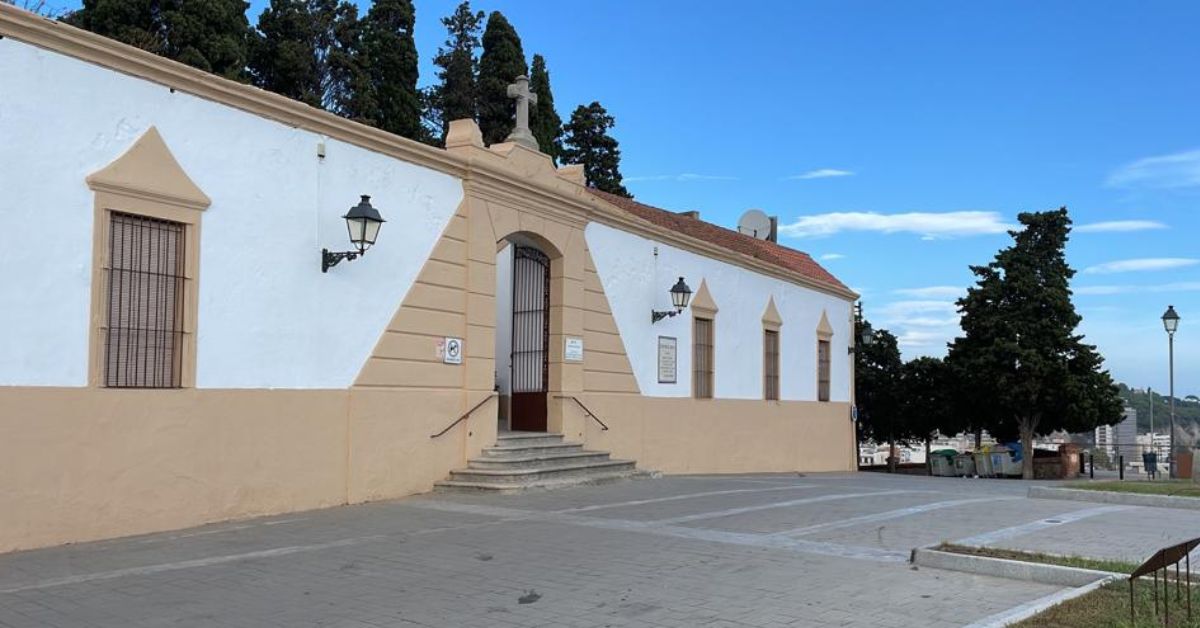 el cementiri es prepara per tots sants