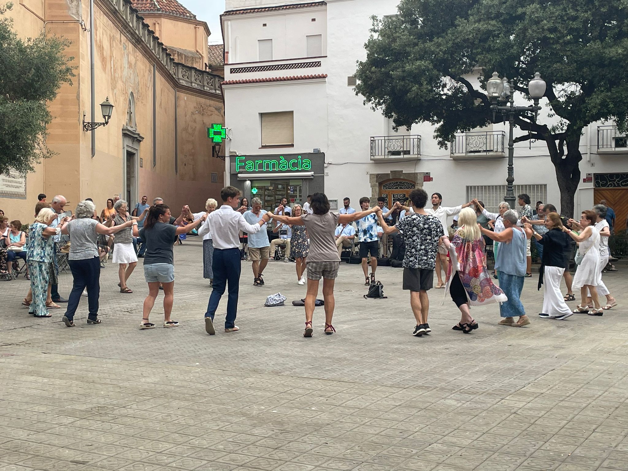 torna el cicle dijous sardanes a la plaça de l'església