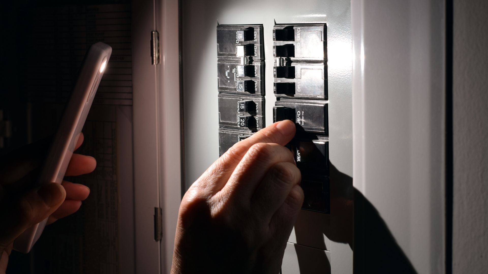 l'oficina municipal d'informació al consumidor informa sobre com reclamar davant d'un tall d'electricitat