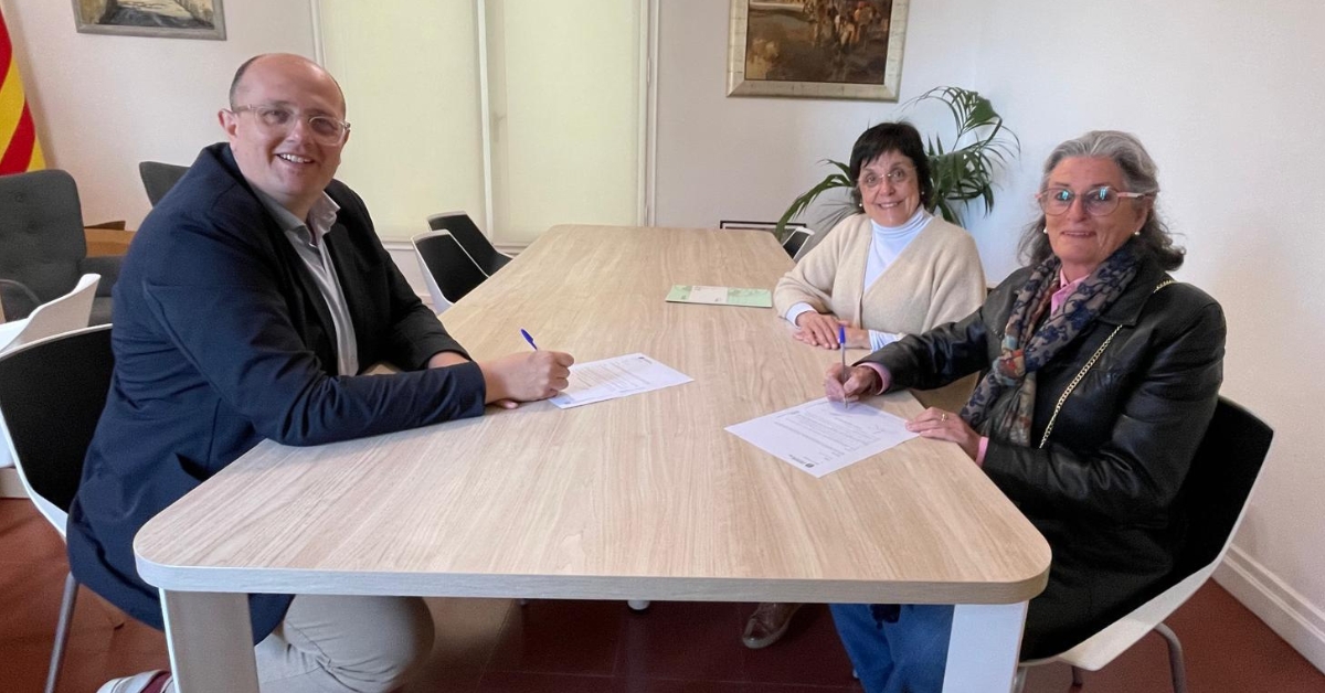 la família de fèlix cucurull dona la màquina d'escriure de l'escriptor a la biblioteca