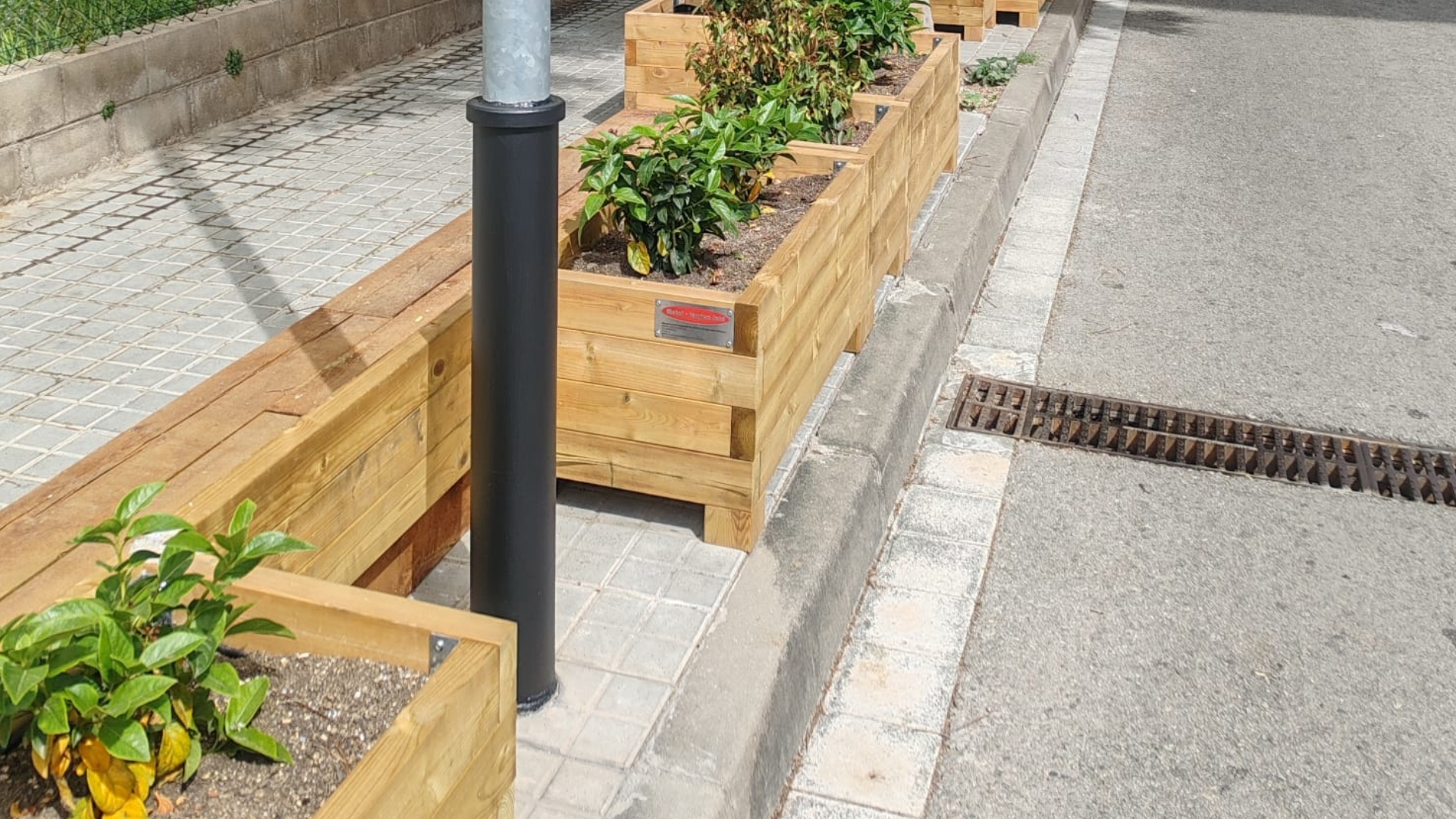 actuació als fanals per prevenir la corrosió causada pels orins dels gossos